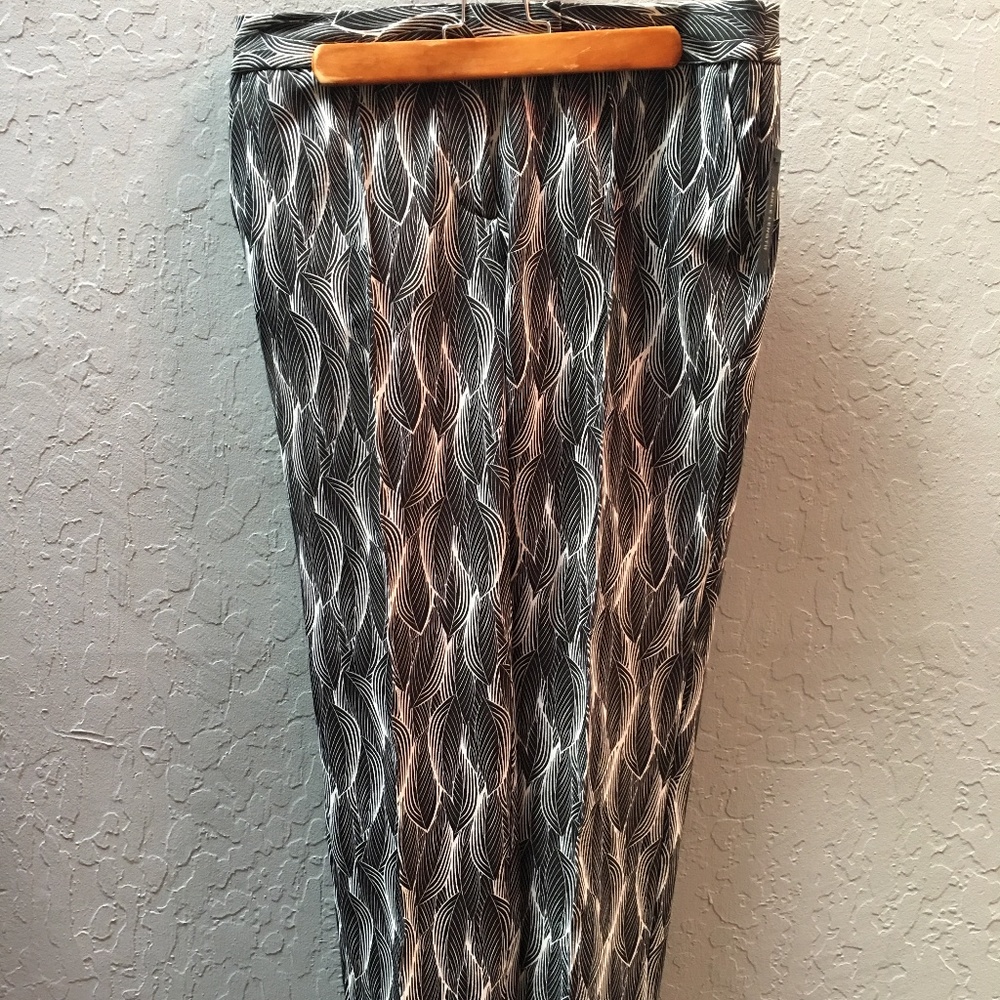 Worthington (Sz 8) Black/White Ankle Length Pants